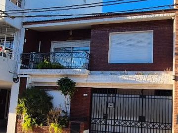 VENTA CASA 4 DORMITORIOS, COCHERA Y PATIO