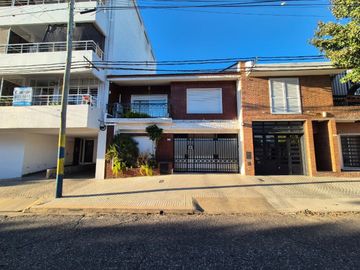 VENTA CASA 4 DORMITORIOS, COCHERA Y PATIO