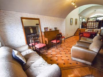 VENTA CASA 3 DORMITORIOS CON COCHERA Y JARDÍN