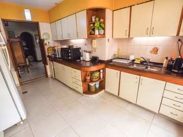 VENTA CASA 3 DORMITORIOS CON COCHERA Y JARDÍN