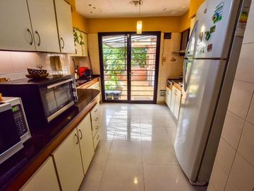 VENTA CASA 3 DORMITORIOS CON COCHERA Y JARDÍN