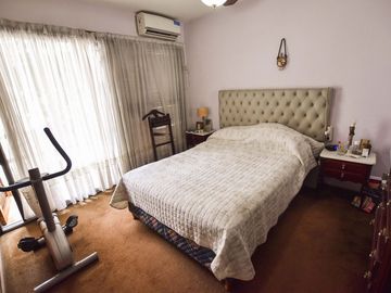 VENTA CASA 3 DORMITORIOS CON COCHERA Y JARDÍN