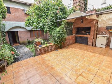 VENTA CASA 3 DORMITORIOS CON COCHERA Y JARDÍN