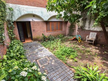 VENTA CASA 3 DORMITORIOS CON COCHERA Y JARDÍN