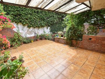VENTA CASA 3 DORMITORIOS CON COCHERA Y JARDÍN