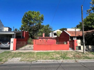 Venta terreno con casita en el fondo en Adrogué
