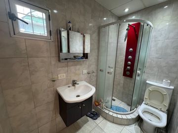 VENTA CASA CON 2 DEPARTAMENTOS EN BELLA VISTA