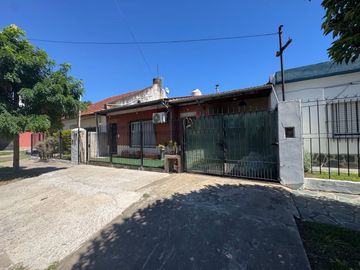 VENTA CASA CON 2 DEPARTAMENTOS EN BELLA VISTA