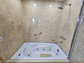VENTA CASA CON 2 DEPARTAMENTOS EN BELLA VISTA