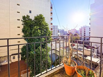 VENTA DEPTO 3 AMBIENTES CON BALCON FLORES