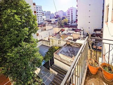 VENTA DEPTO 3 AMBIENTES CON BALCON FLORES