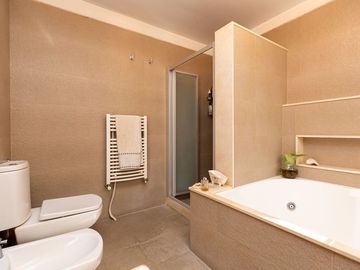 VENTA CASA DE 6 AMB, EN SAN MIGUEL, BARRIO CERRADO