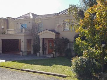 VENTA CASA DE 6 AMB, EN SAN MIGUEL, BARRIO CERRADO