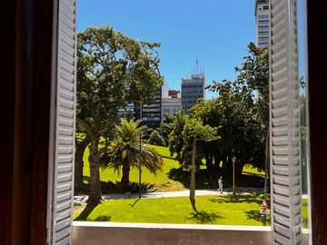 Departamento 3 ambientes frente a plaza San Martin
