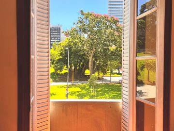 Departamento 3 ambientes frente a plaza San Martin