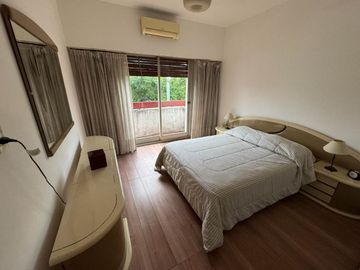 VENTA  CASA  CUATRO AMBIENTES PARQUE CHACABUCO