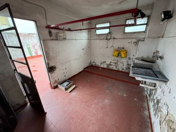 VENTA  CASA  CUATRO AMBIENTES PARQUE CHACABUCO