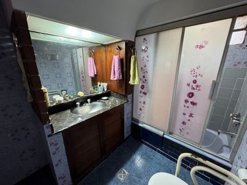 VENTA  CASA  CUATRO AMBIENTES PARQUE CHACABUCO