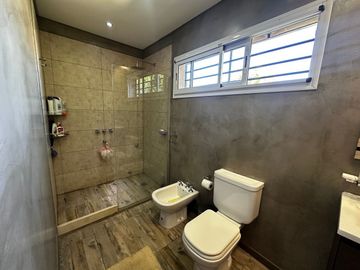 CASA EN VENTA 4 AMBIENTES PLAYROOM ESTRENAR