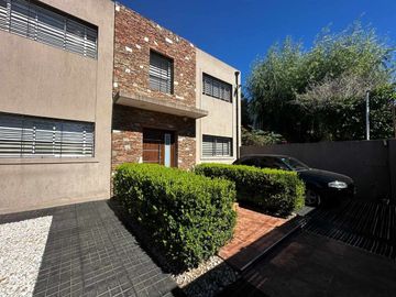 CASA EN VENTA 4 AMBIENTES PLAYROOM ESTRENAR