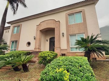 CASA EN VENTA EN PORTAL DEL HUAJUCO