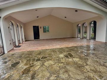 CASA EN VENTA EN PORTAL DEL HUAJUCO