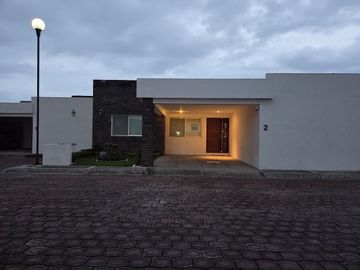 CASA EN RENTA EN METEPEC, AMUEBLADA DENTRO DE FRACC. PRIVADO