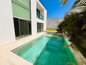 Casa en Venta en Veracruz Fracc. Lomas del Sol con Alberca Lado Sombra.