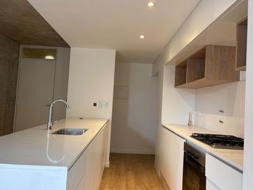Venta departamento 2 dormitorios con patio interno Santiago 676
