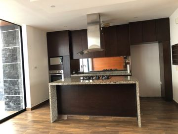 Casa Residencial Arbolada en renta