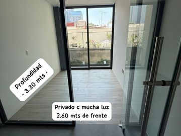Oficina con balcón e iluminación natural a pasos del Ángel