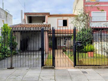 VENTA Casa 3 Dormitorios Liniers lote 242m2 apto c