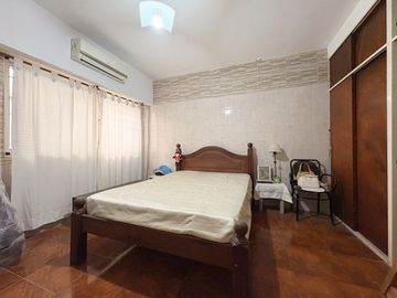 CASA EN VENTA- 4 DORMITORIOS- AVELLANEDA