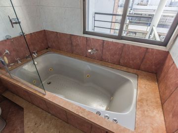 VENTA PENTHOUSE DÚPLEX 4 AMB. C/DEP + 2 GUARDACOCH
