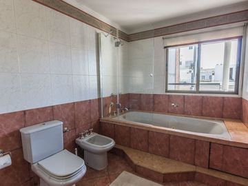 VENTA PENTHOUSE DÚPLEX 4 AMB. C/DEP + 2 GUARDACOCH