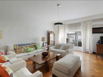 VENTA PISO 5 AMBIENTES Y 3 BALCONES TIPO CASA