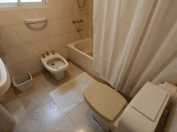 VENTA PISO 5 AMBIENTES Y 3 BALCONES TIPO CASA