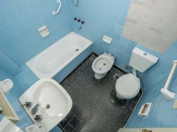 Dpto 2 amb con patio y cochera en venta Caballito