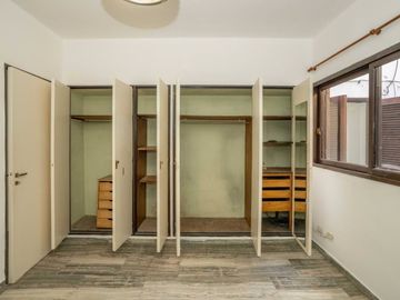 Dpto 2 amb con patio y cochera en venta Caballito