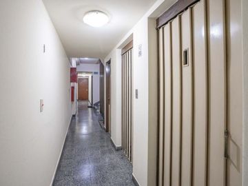 Dpto 2 amb con patio y cochera en venta Caballito