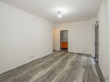 Dpto 2 amb con patio y cochera en venta Caballito