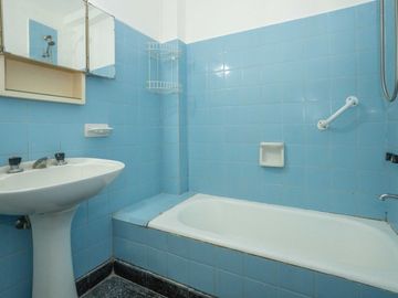 Dpto 2 amb con patio y cochera en venta Caballito