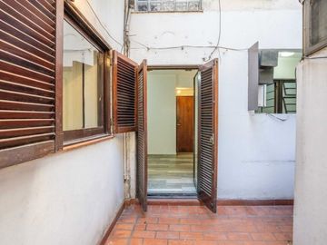 Dpto 2 amb con patio y cochera en venta Caballito