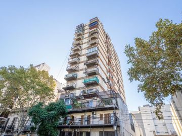 Dpto 2 amb con patio y cochera en venta Caballito