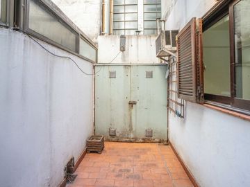 Dpto 2 amb con patio y cochera en venta Caballito