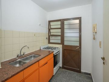 Dpto 2 amb con patio y cochera en venta Caballito