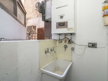 Dpto 2 amb con patio y cochera en venta Caballito