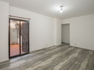 Dpto 2 amb con patio y cochera en venta Caballito