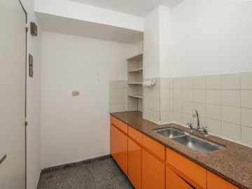 Dpto 2 amb con patio y cochera en venta Caballito