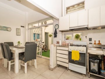 CASA 5 AMB. C/TERRAZA PROPIA Y COCHERA BARRIO NAÓN